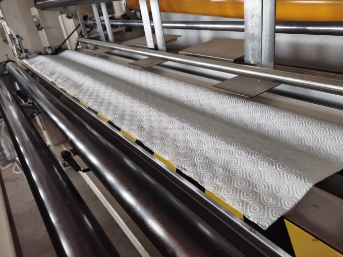 Mooi ontworpen dot to dot lamineerbare embossing keuken handdoek papier terugspoelen machine 4